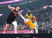 阿扎伦卡焦点对战，詹姆斯与90激战SKT分钟，刷新纪录胜负难料！观众掌声雷动的简单介绍